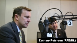 دو تن از سناتوران امریکا در جریان مصاحبه با رادیو آزادی/ رادیو اروپای آزاد در پراگ