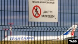 A Russian passenger plane is pictured behind a "no access" sign (file photo)