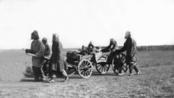 Казахи, спасающиеся от Голода. Предположительно 1932 год.
