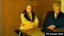 Елена и Николае Чаушеску на чин в помещение в казармата, в която са осъдени на смърт, 25 декември 1989 г.