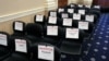 Locuri rezervate pentru jurnaliști înainte de audierea publică a ambasadorului Bill Taylor în ancheta privind demiterea președintelui Donald Trump, Washington, 13 noiembrie 2019.