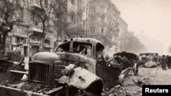 Будапешт. Спалена радянська військова техніка під час Угорської революції і спротиву спробі СРСР придушити повстання силами армії. Фото зроблене в період між 23 жовтня і 4 листопада 1956 року