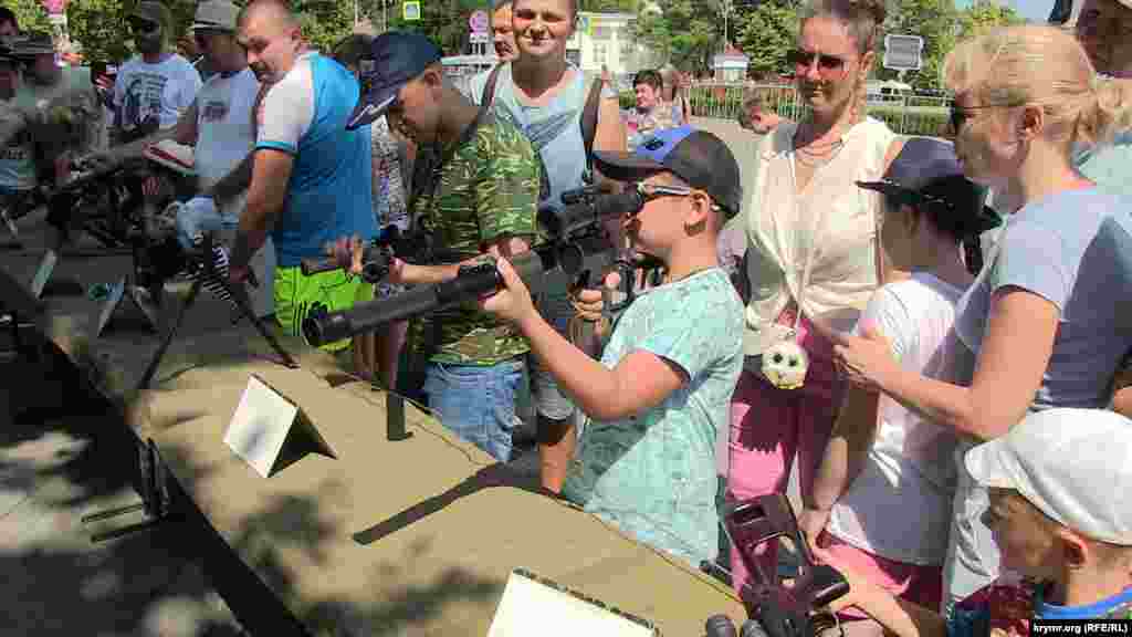 Выставка оружия ко Дню Военно-морского флота. &laquo;Пристреляться&raquo; мог любой желающий, даже ребенок. Севастополь, июль 2018 года.