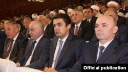 رستم امام‌علی، در وسط تصویر - رئیس مجلس ملی تاجیکستان