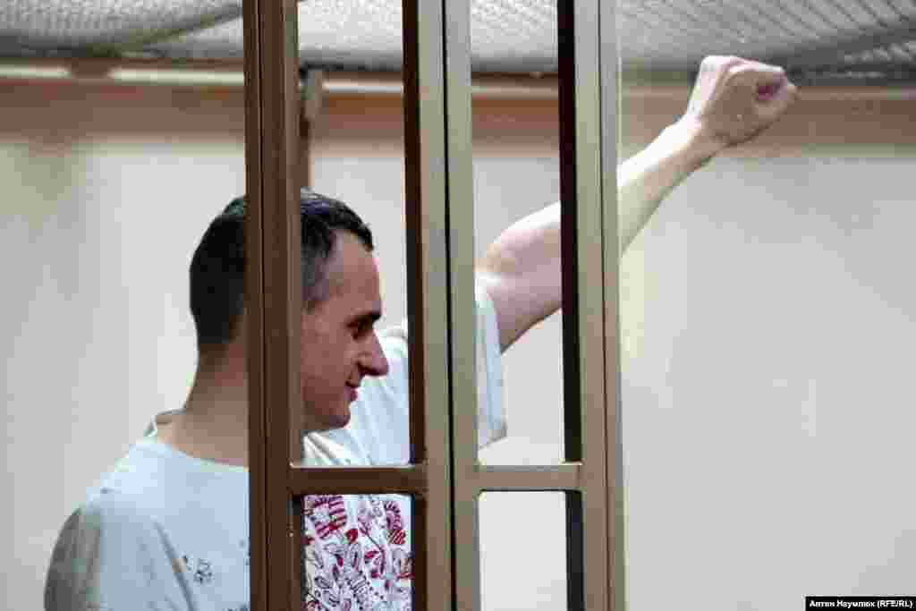 Сенцова осудили на 20 лет лишения свободы. Кольченко осудили на 10 лет.