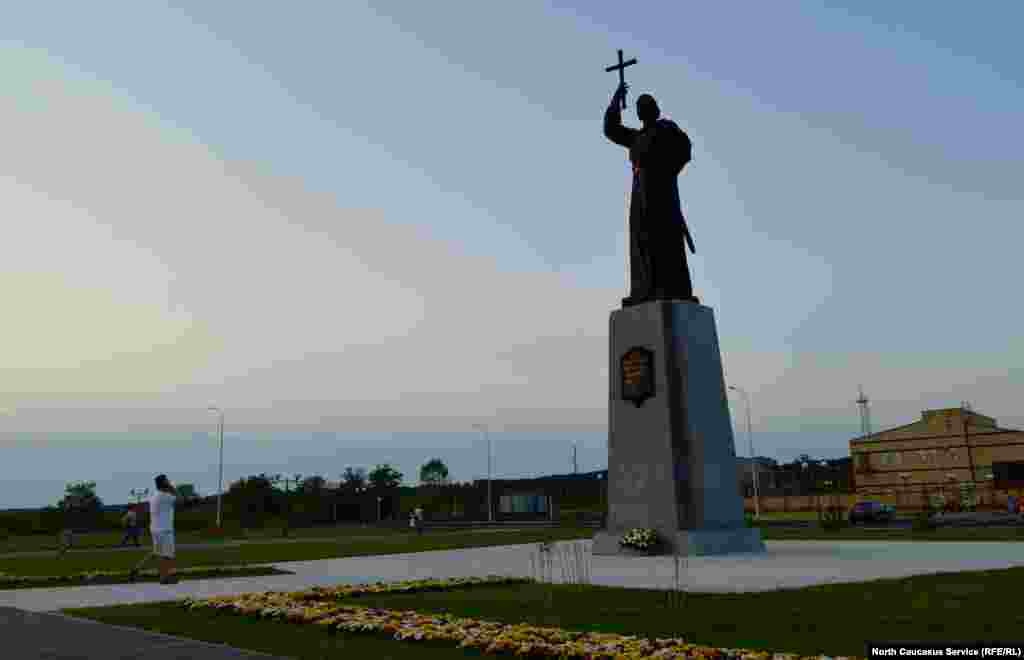 Владимир "взирает" свысока на музей, поля и плотную застройку