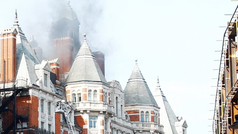 Požar na krovu londonskog hotela Knightsbridge