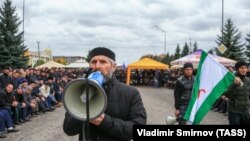 Участники акции протеста в Магасе, выступающие против соглашения об обмене территориями с Чечней. 5 октября 2018 года.