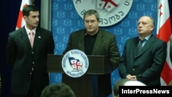  (მარცხნიდან მარჯვნივ) დავით კირკიტაძე, გივი თარგამაძე და ნოდარ გრიგალაშვილი, იმ დროს „ნაციონალური მოძრაობის“ დეპუტატები. 2006 წლის 28 თებერვალი