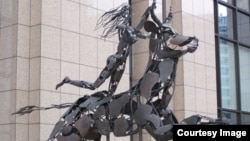 Statuia Europei călărind taurul Zeus în fața Consiliului European din Bruxelles.