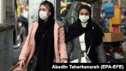 Граѓаните во Техеран се шетаат со маски.