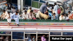 Pakistan. Awtobusyň üstündäki ýolagçylar.