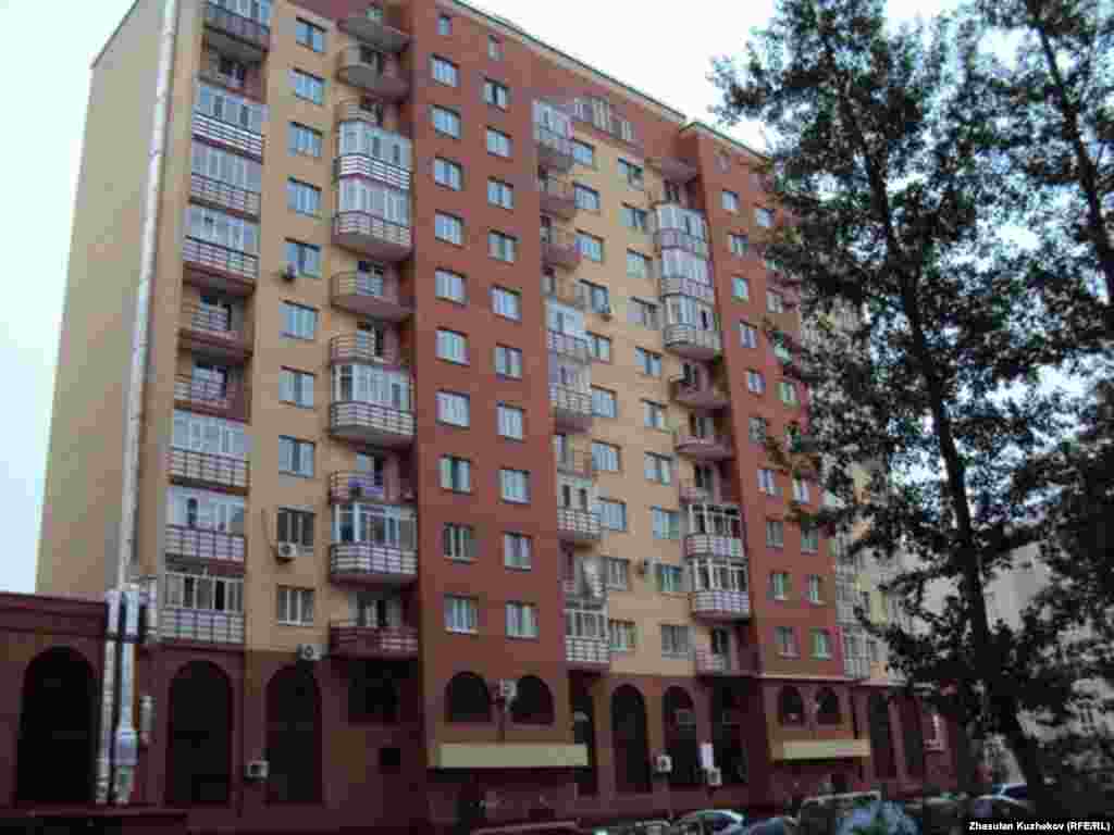 Дом, построенный при ректоре Жаксылыке Доскалиеве во дворе Медицинской академии. Астана, 20 мая 2011 года. -
