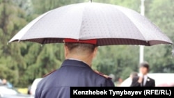 Полицейский под зонтиком. Алматы, 12 сентября 2010 года. 
