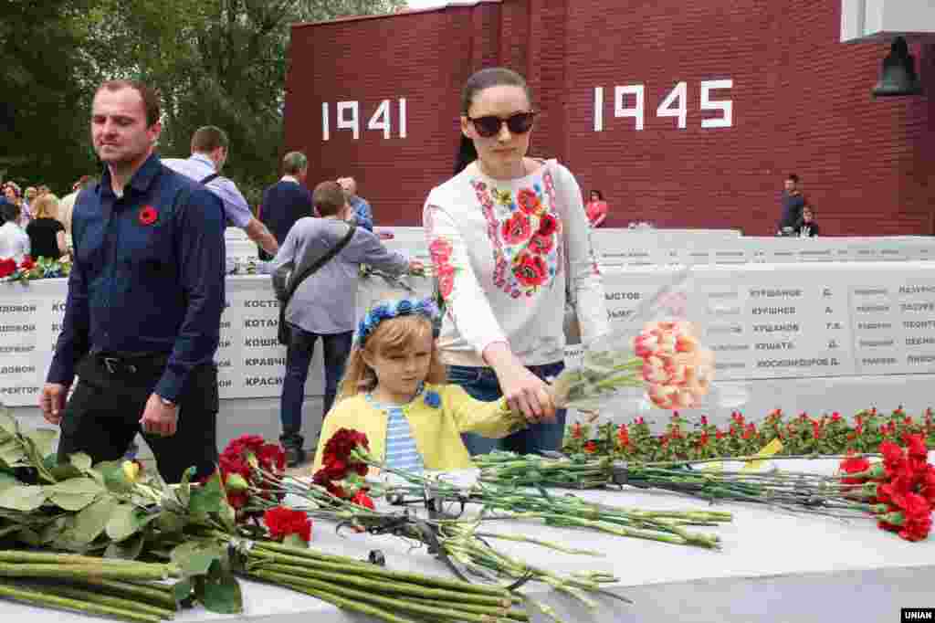 Покладання квітів до Меморіалу воїнам, загиблим у Другій світовій війні. Дніпро