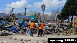 Демонтаж объектов на рынке, расположенном по улице Козлова в Симферополе, 11 апреля 2017 года