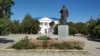 Памятник Ленину у дома культуры «Бриз» в пгт Приморском