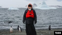 Російський патріарх Кирило на антарктичній станції «Беллінсгаузен» в оточенні пінгвінів, ілюстративне фото, 2016 рік