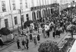 Хода за участі колишніх бійців УПА, на якій майоріли і червоно-чорні прапори. Львів, 14 жовтня 1990 року
