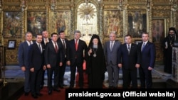 Президент України Петро Порошенко і Вселенський патріарх Варфоломій (посередині). Стамбул (Туреччина), 3 листопада 2018 року