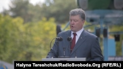 The United States urged restraint one day after Ukrainian President Petro Poroshenko warned a "Russian invasion" was possible.