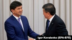 Премьер-министр Мухаммедкалый Абылгазиев и президент Сооронбай Жээнбеков. 