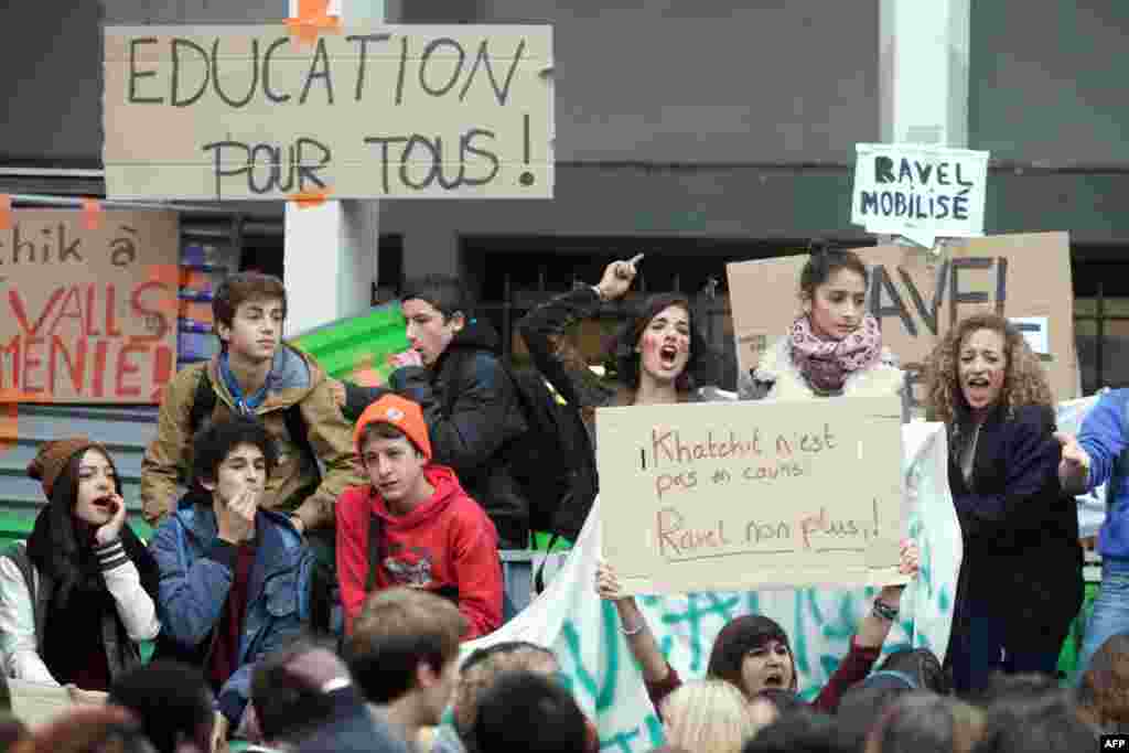 Francuska - Nakon protjerivanja Leonarde Dibrani sa Kosova i armenskog studenta Katčik Kačatrjana (19), u Parizu su izbile masovne ulične demonstracije srednjoškolaca i studenata, reagirala je policija, Pariz, 18. oktobar 2013. Foto: AFP / Kenzo Tribouillard 