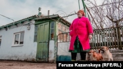 Мать Владимира Балуха Наталья в крымском селе Серебрянка, архивное фото