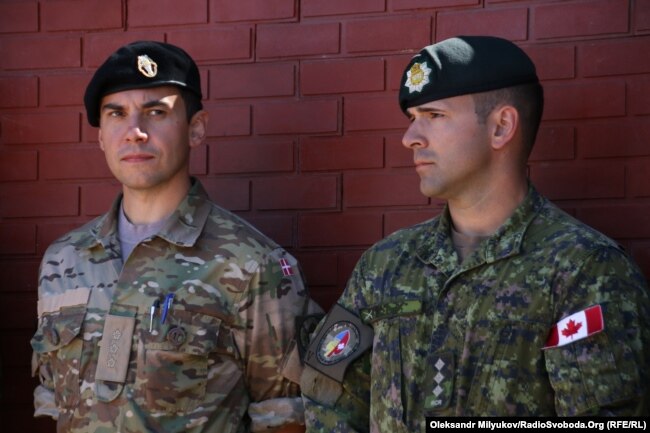 Канадський (праворуч) і британський інструктори на церемонії випуску в Військовій академії (м. Одеса). Червень 2018 року