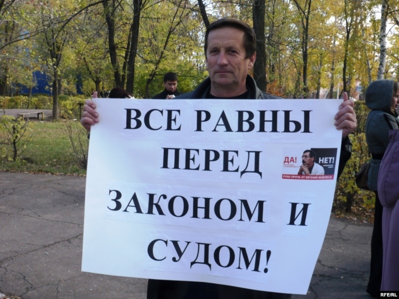 Правозащитник Павел Кочетков на акции протеста в поддержку Жовтиса. Уральск, 12 октября 2009 года.