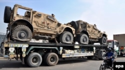 Vehicule militare NATO transportate în Afghanistan