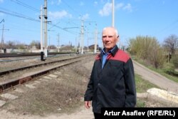 Григорий Ульченко около железной дороги, по которой проходит граница