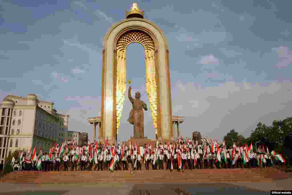 Точикистон 1000 руси. Монумент независимости Таджикистана. Душанбе парк истиклолият. Таджикистан истиклолият. 30 Летие независимости Таджикистана.