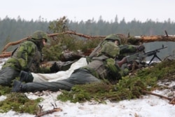 Шведські вояки на полігоні на острові Ґотланд в Балтійському морі. Лютий 2019 року