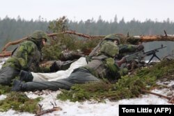 Шведські вояки на полігоні на острові Ґотланд в Балтійському морі. Лютий 2019 року
