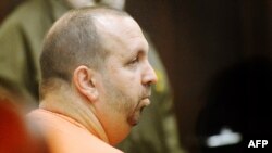 Craig Stephen Hicks, i dyshuari për vrasje të trefishtë 