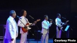 На сцене - легендарный казахский ансамбль «Дос Мукасан».