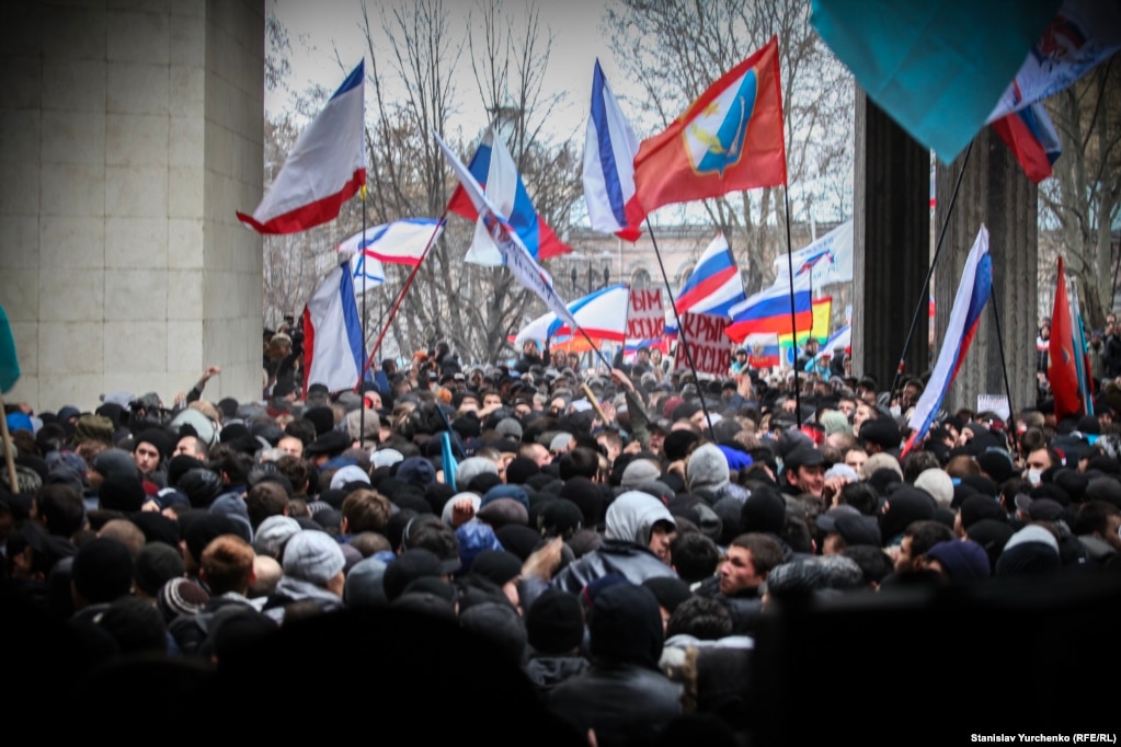 26 февраля 2014 года в 11 утра Меджлис крымскотатарского народа созвал жителей полуострова на митинг против сепаратизма под стенами крымского парламента в Симферополе