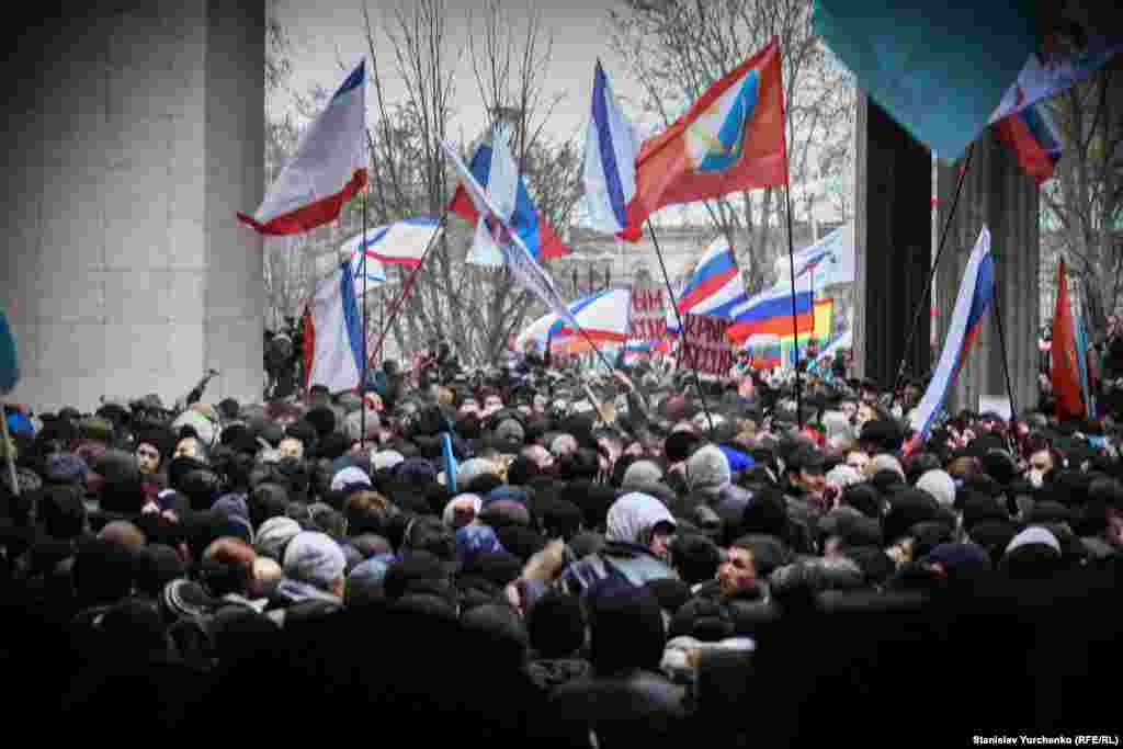 2014 senesi fevral 26-sında saat 11-de saba qırımtatar Milliy Meclisi, yarımada sakinlerini Qırım parlamentiniñ yanına kelip, ayırılıqqa qarşı çıqmağa çağırttı