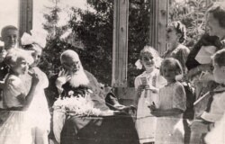 Митрополит Андрей Шептицький із дітьми
