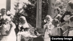 Архивное фото: дети в гостях у митрополита Андрея Шептицкого