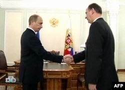 Путин пожимает руку директору ФСБ в день убийства Аслана Масхадова. Март 2005 года