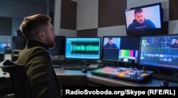 Журналіст «Донбас.Реалії» під час запису розмови з Сергієм Мюньє
