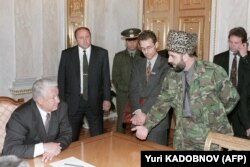 Борис Ельцин и Зелимхан Яндарбиев на переговорах в Москве 27 мая 1996 года