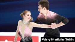 Yekaterina Alexandrovskaya (left) and Harley Windsor skate in Moscow in 2018.