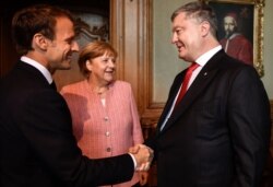 Зліва направо: п'ятий президент Франції Емманюель Макрон, федеральний канцлер Німеччини Ангела Меркель і президент України Петро Порошенко під час зустрічі в Аахені (Німеччина), 10 травня 2018 рік