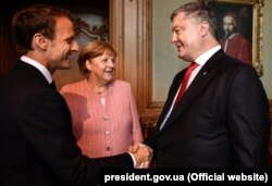 Зліва направо: п'ятий президент Франції Емманюель Макрон, федеральний канцлер Німеччини Ангела Меркель і президент України Петро Порошенко під час зустрічі в Аахені (Німеччина), 10 травня 2018 рік