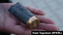 Стреляная гильза охотничьего ружья, найденная на площади в Жанаозене. 19 декабря 2011 года