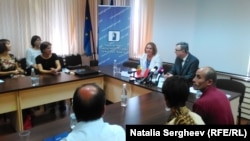 La semnarea Memorandumului de cooperare, Olga Grigoraș, ministrul muncii și Zdenek Krejci, ambasadorul Cehiei la Chișinău