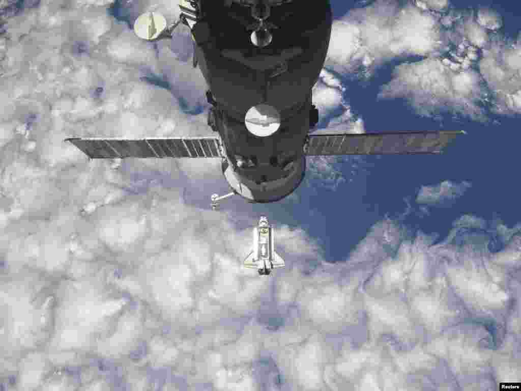 ABŞ-ın &ouml;mr&uuml;n&uuml; başa vuran şatl proqramında sonuncu kosmik gəmilərdən biri Beynəlxalq Kosmik Stansiyaya yaxınlaşarkən. 26 fevral 2011